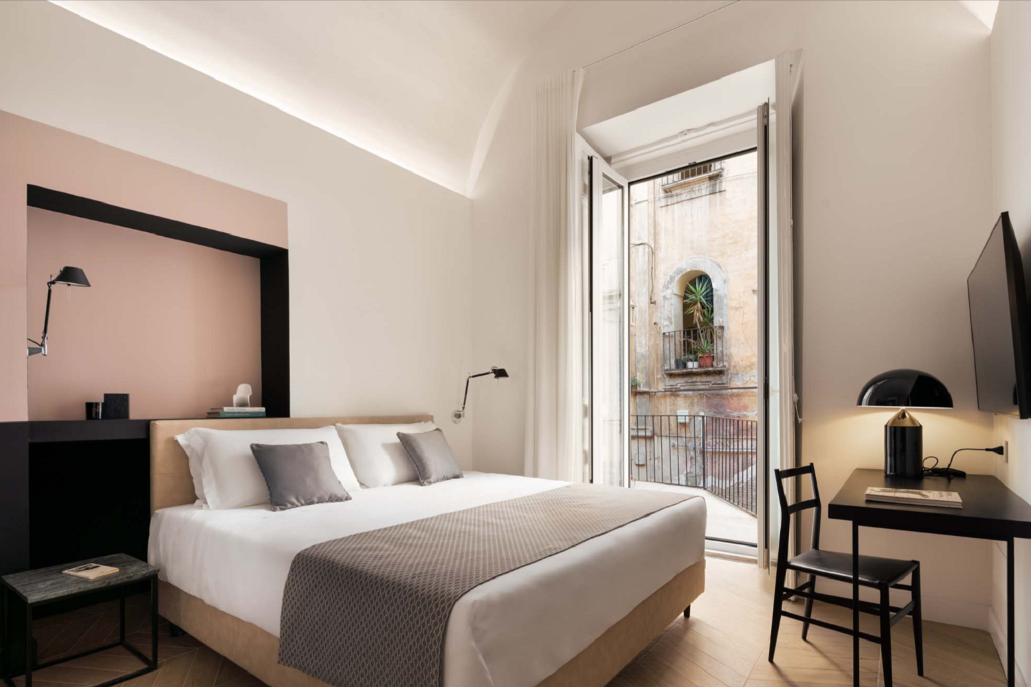 Minimalistyczna sypialnia w kamienicy od Marazzi